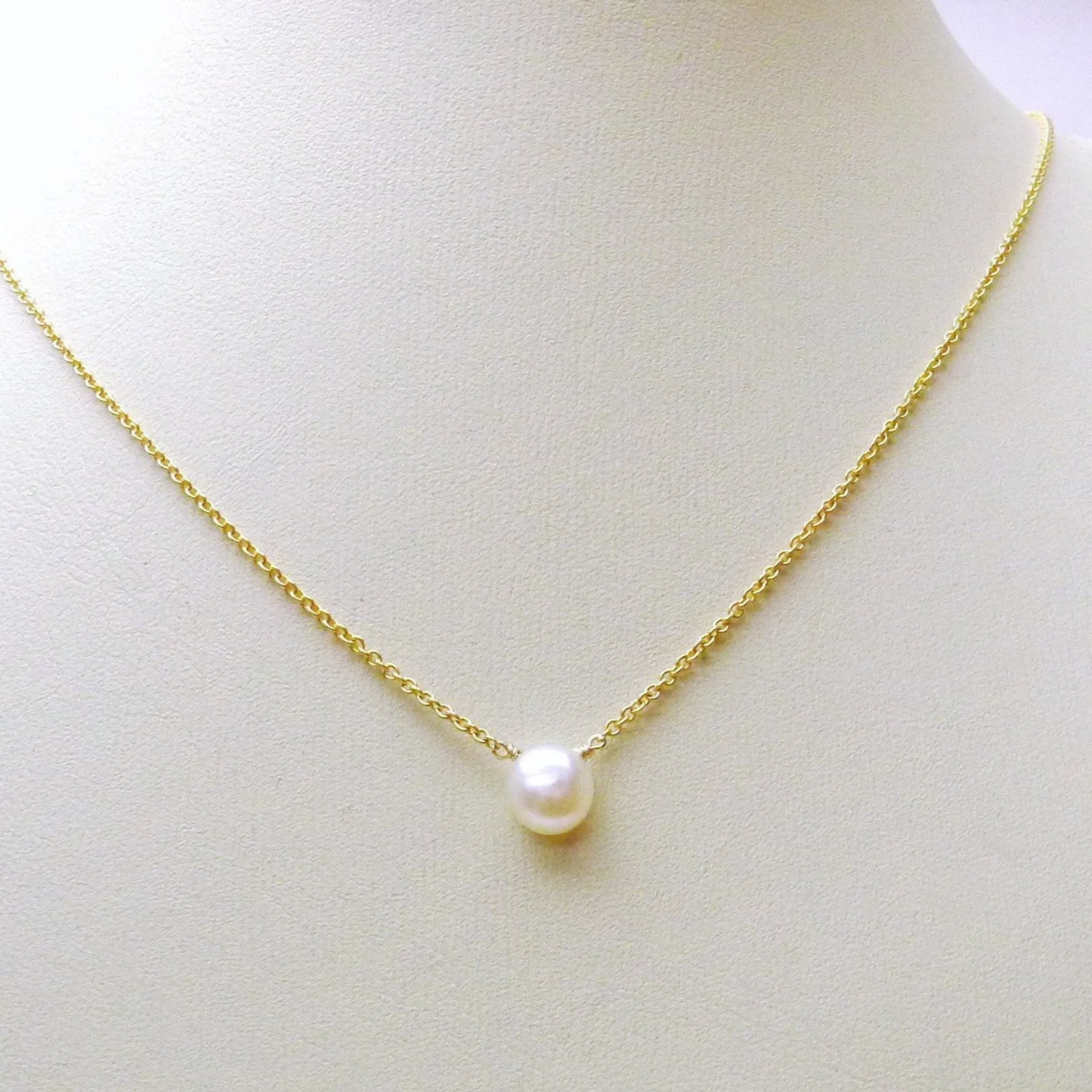 Blanche Necklace / Creamy White Small Freshwater Pearl Necklace