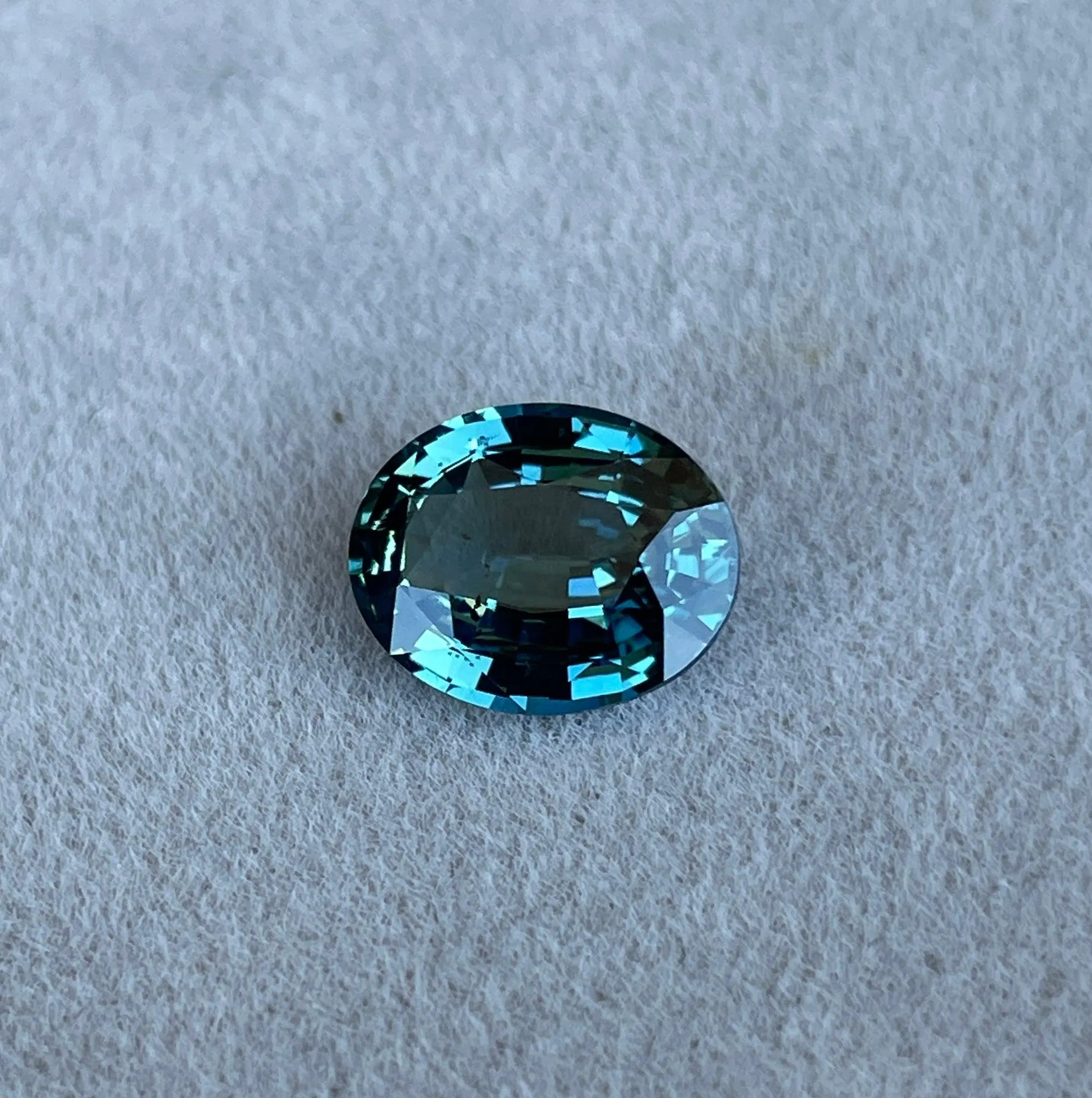 This 3.01 carat Teal Mermaid Sapphire/ Teal Sapphire/ Green sapphire/ bi colour Sapphire/ parti sapphire/ Engagement Ring/ Montana sapphire/