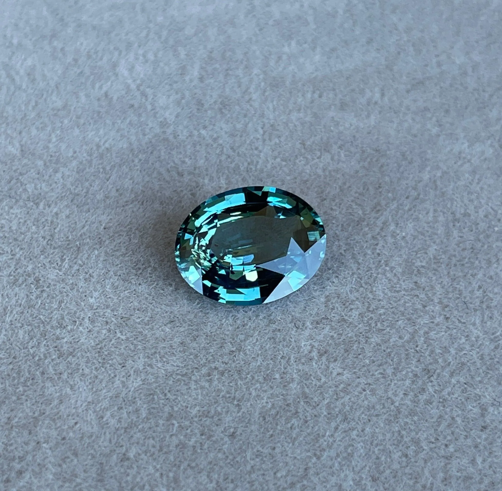 This 3.01 carat Teal Mermaid Sapphire/ Teal Sapphire/ Green sapphire/ bi colour Sapphire/ parti sapphire/ Engagement Ring/ Montana sapphire/